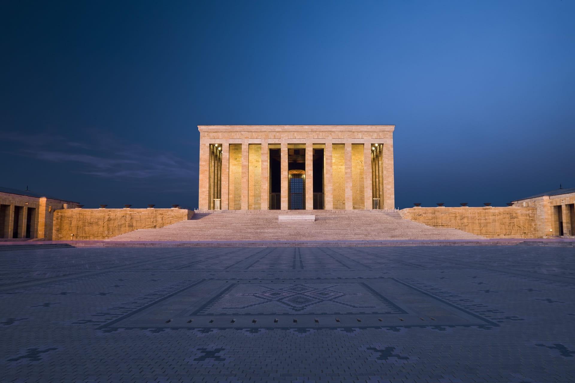 Le mausolée d'Anitkabir, à Ankara, au crépuscule.