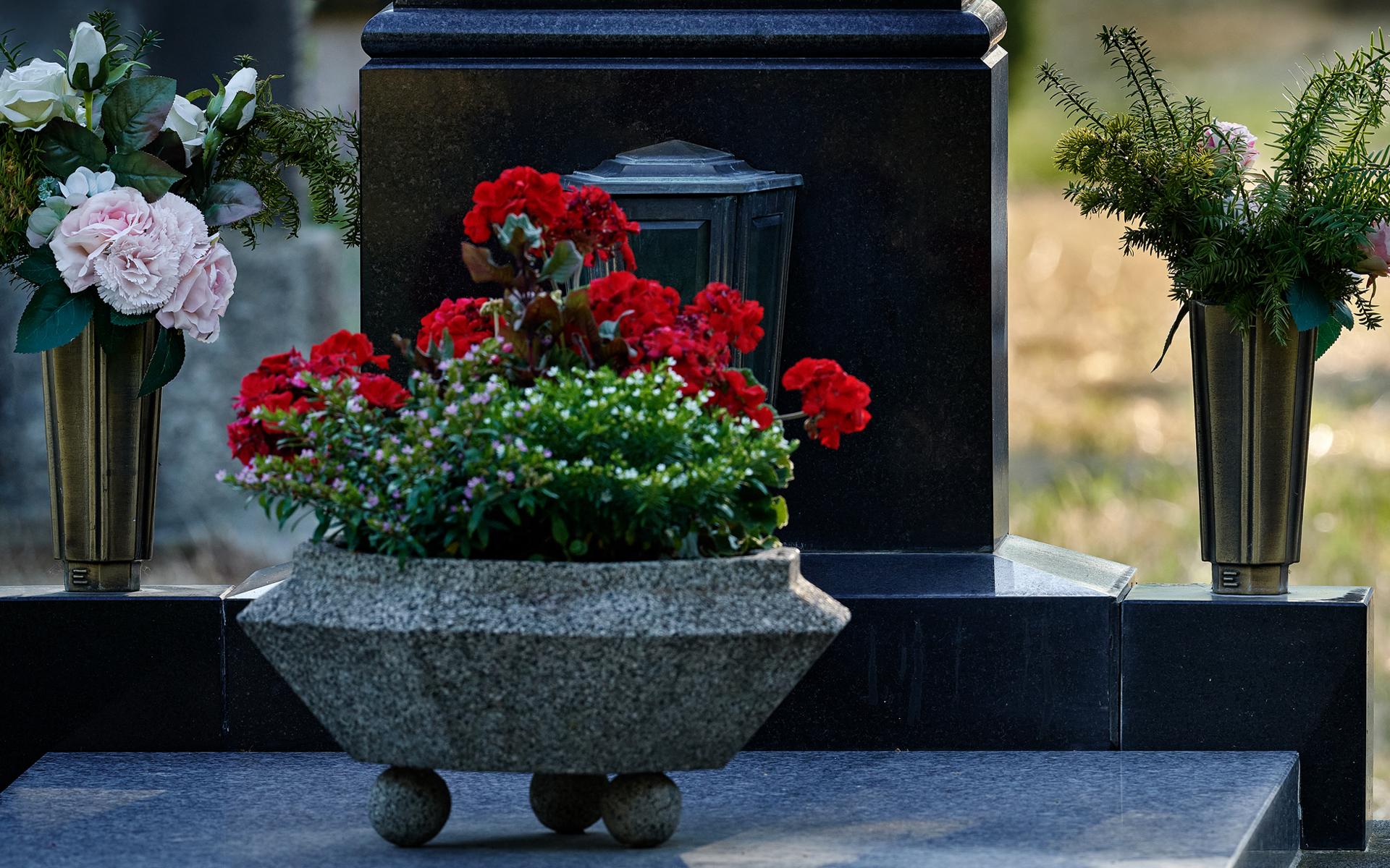 Jardinière et vase funéraire – Articles funéraires – Roc Eclerc